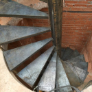 Процесс монтажа винтовой лестницы ведущей на колокольню.